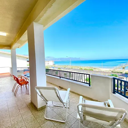 Brezza Marina Apartment, 50 Mt Dalla *