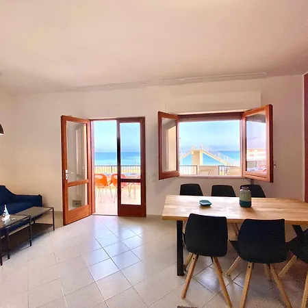 アパート Brezza Marina Apartment, 50 Mt Dalla アルカモ