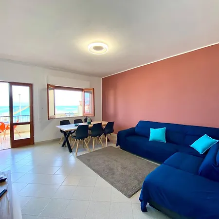 Brezza Marina Apartment, 50 Mt Dalla アパート アルカモ